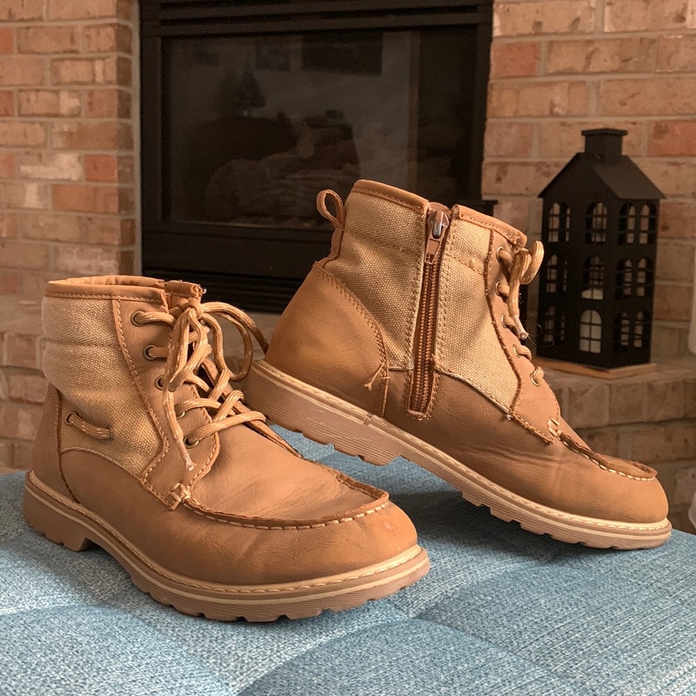 Boys size 5 tan boot. Good used condition
